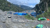 Dalam tinjauannya, mereka menemukan kerusakan lingkungan yang semakin parah. Yan Mandenas mengungkapkan kondisi Sungai Wariori kini sudah berubah drastis akibat aktivitas pengerukan tambang.  
