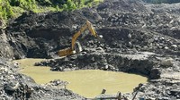 Pantauan di lapangan, sungai terlihat mengering di sejumlah titik. Beberapa eksavator tampak beroperasi, sementara galian tambang membentuk gua hingga kedalaman 10 meter.  