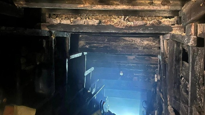 Sungai Wariori Rusak Parah akibat Tambang Emas Ilegal Tambang emas ilegal di Wasirawi makin merusak Sungai Wariori. Air sungai tercemar merkuri dan bentuk alirannya berubah drastis akibat pengerukan.