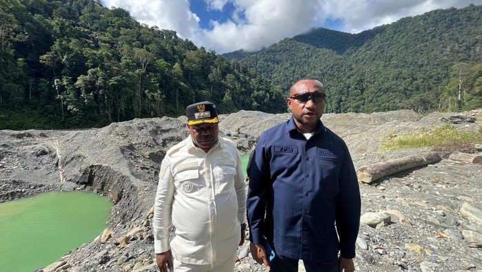 Sungai Wariori Rusak Parah akibat Tambang Emas Ilegal Tambang emas ilegal di Wasirawi makin merusak Sungai Wariori. Air sungai tercemar merkuri dan bentuk alirannya berubah drastis akibat pengerukan.