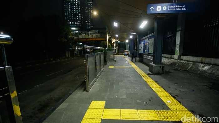 Sunyi Halte Petamburan, Tak Beroperasi Imbas Demo DPR Halte TransJakarta Petamburan tampak tak beroperasi, Kamis (28/8/2025).