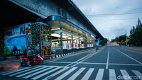 Aksi yang berujung bentrok ini membuat sejumlah rute TransJakarta tak dapat beroperasi. Salah satunya di Petamburan. 