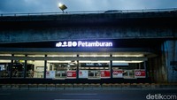 Bentrokan yang terjadi sejak siang hari ini terjadi di Jalan Letjen S Parman. Rute TransJakarta di jalan ini terpaksa tak dapat beroperasi. 