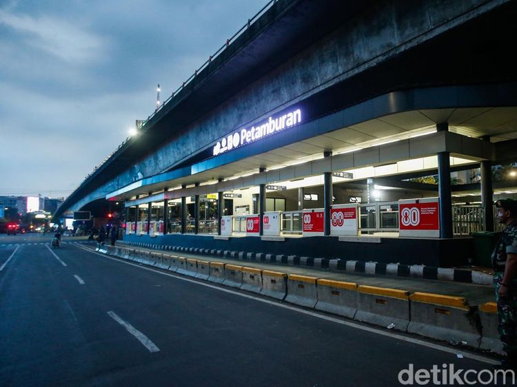 Penampakan Halte TransJakarta Petamburan Tidak Beroperasi Imbas Demo DPR