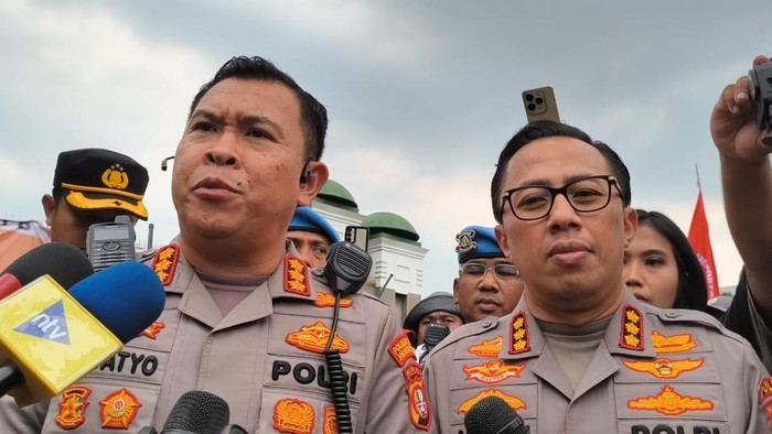 Kapolres Metro Jakarta Pusat Kombes Susatyo Purnomo Condro dan Kabid Humas Polda Metro Jaya Kombes Ade Ary di depan gedung DPR, Senayan, Jakarta, Kamis (28/8/2025).