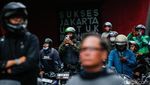 Tak Bisa Melintas, Pemotor Saksikan Bentrokan di Slipi