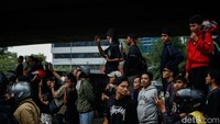 Selain itu warga juga merekam aksi hari ini menggunakan smartphonenya. Aksi di underpass Slipi sempat pecah pada sore hari, usai dibubarkan polisi menggunakan gas air mata jalan ini kembali dapat dilintasi.