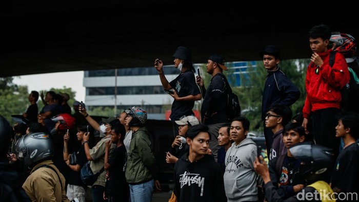 Tak Bisa Melintas, Pemotor Saksikan Bentrokan di Slipi Pengendara motor merekam aksi di jalan Letjen S Parman, Jakarta, Kamis, (28/8/2025).