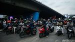 Tak Bisa Melintas, Pemotor Saksikan Bentrokan di Slipi