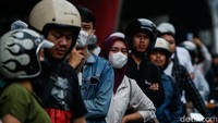 Massa aksi yang memenuhi jalan membuat para pengendara hanya mampu menonton tepat di atas motor.