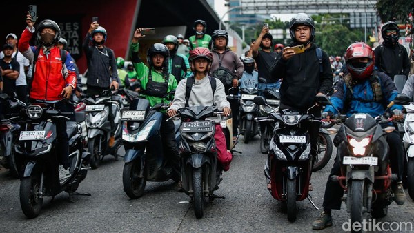 Tak Bisa Melintas, Pemotor Saksikan Bentrokan di Slipi