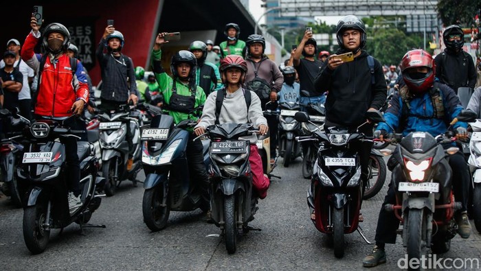 Tak Bisa Melintas, Pemotor Saksikan Bentrokan di Slipi Pengendara motor merekam aksi di jalan Letjen S Parman, Jakarta, Kamis, (28/8/2025).