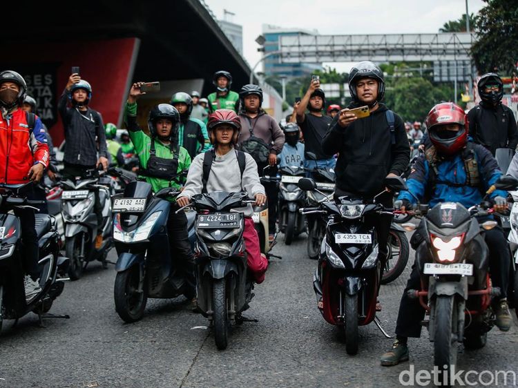Tak Bisa Melintas, Pemotor Saksikan Bentrokan di Slipi