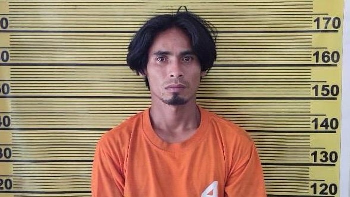 Tampang pelaku WS saat diamankan petugas kepolisian. (dok. Istimewa)
