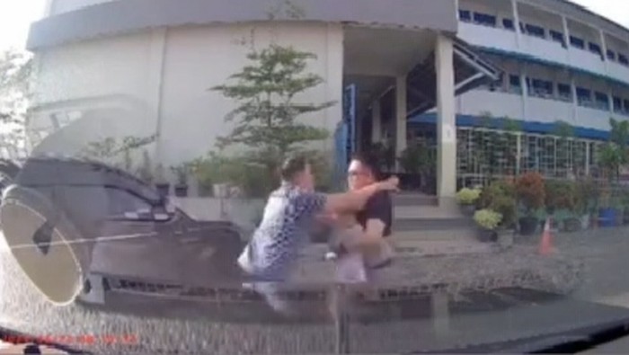 Tangkapan layar video cekcok antara pemobil dan pejalan kaki terjadi di Pekanbaru, Riau. (dok. Istimewa)