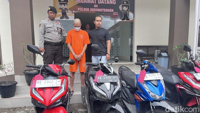 Pelaku penggelapan motor rental bernisial ED di Polsek Gedongtengen, Kota Jogja, Kamis (28/8/2025).