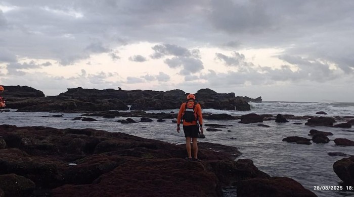 Upaya pencarian tiga korban terseret arus di Pantai Cemagi, Kecamatan Mengwi, Badung, Kamis sore. (Dok Basarnas Bali)