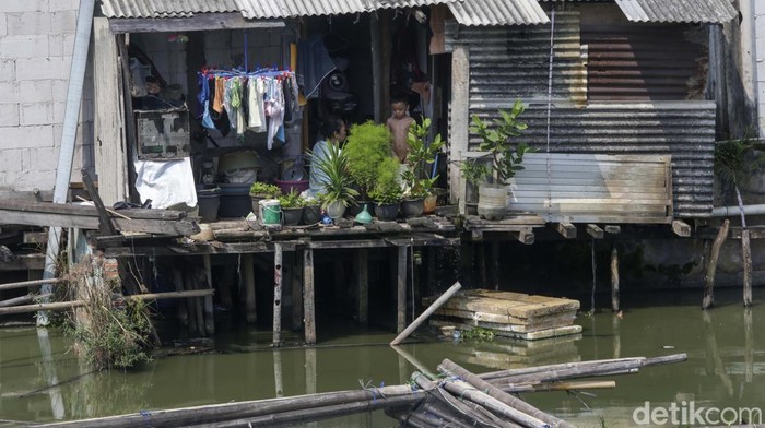 Selama 30 tahun warga Kampung Apung di Jakarta Barat hidup di tengah genangan yang tak kunjung surut. Rumah panggung jadi cara bertahan dari banjir abadi.