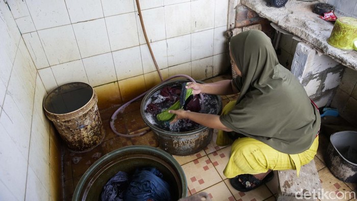 Selama 30 tahun warga Kampung Apung di Jakarta Barat hidup di tengah genangan yang tak kunjung surut. Rumah panggung jadi cara bertahan dari banjir abadi.