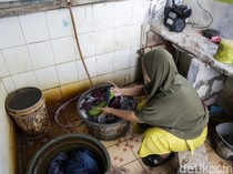 Hidup di Atas Air Keruh, Warga Kampung Apung Bertahan dengan Air Jerigen
