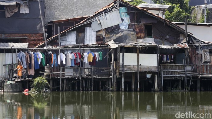 Selama 30 tahun warga Kampung Apung di Jakarta Barat hidup di tengah genangan yang tak kunjung surut. Rumah panggung jadi cara bertahan dari banjir abadi.