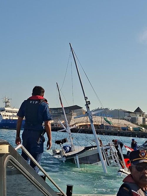 Tim gabungan mengevakuasi kapal pinisi yang tenggelam di perairan Pulau Monyet, Labuan Bajo, Manggarai Barat, NTT, Kamis (28/8/2025). (Foto: Dok. KSOP Labuan Bajo)