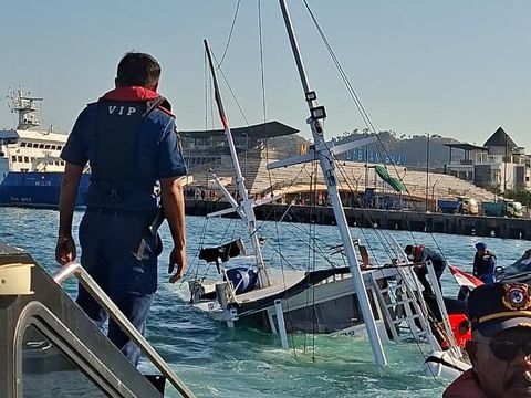 Tim gabungan mengevakuasi kapal pinisi yang tenggelam di perairan Pulau Monyet, Labuan Bajo, Manggarai Barat, NTT, Kamis (28/8/2025). (Foto: Dok. KSOP Labuan Bajo)