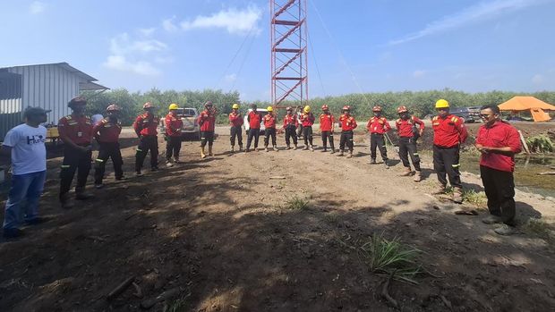 Tim RPK Distrik VII PT WKS Jambi saat persiapan dalam jalani aktivitas menjaga lahan dari karhutla