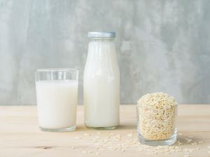 Bikin Glowing! 6 Manfaat Minum Air Beras untuk Kesehatan Kulit