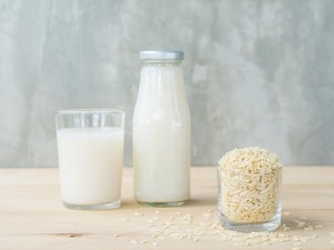 Bikin Glowing! 6 Manfaat Minum Air Beras untuk Kesehatan Kulit