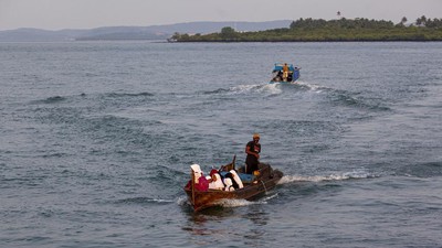 Perjuangan Siswa SD Sebrangi Laut ke Sekolah Pakai Perahu Motor