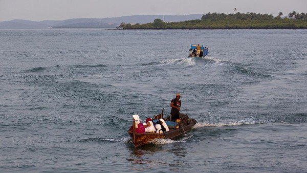 Perjuangan Siswa SD Sebrangi Laut ke Sekolah Pakai Perahu Motor