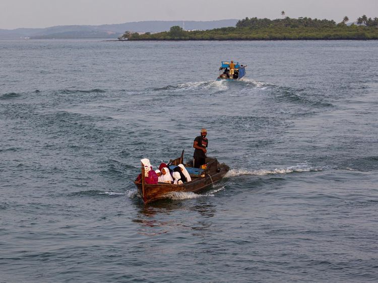 Perjuangan Siswa SD Sebrangi Laut ke Sekolah Pakai Perahu Motor