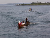 Perjuangan Siswa SD Sebrangi Laut ke Sekolah Pakai Perahu Motor