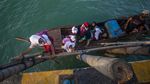Perjuangan Siswa SD Sebrangi Laut ke Sekolah Pakai Perahu Motor