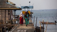Sejumlah murid SD berjalan di dermaga setibanya di Pulau Mubud, Karas, Batam, Kepulauan Riau, Kamis (28/8/2025).  ANTARA FOTO/Teguh Prihatna