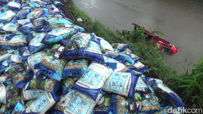 Truk muat beras 10 ton terjun ke Sungai Bondoyudo, Lumajang.
