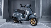 Tampil menonjol dengan warna khas Blu Officina 8, yaitu biru industrial dengan sentuhan brass matte metallic finish. Foto: Dok. Piaggio