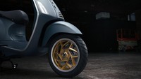 Velg juga dilapisi warna kuningan (brass), yang juga memiliki sentuhan akhir diamond-cut. Foto: Dok. Vespa Indonesia