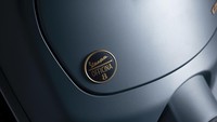 Terdapat emblem khusus Vespa Officina 8, motor ini jadi terasa makin eksklusif. Foto: Dok. Vespa Indonesia