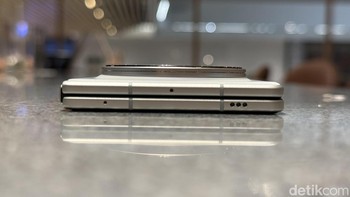 Pada varian Titanium Gray ketebalannya hanya 9,2mm saat terlipat dan 4,3mm saat terbuka menjadikannya salah satu foldable layar penuh tertipis saat ini. Foto: Adi Fida Rahman/detikINET