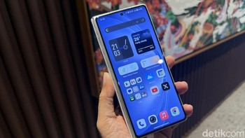 Perangkat ini mengusung Ultra Vision Foldable Screen 2K+ E7 dengan kualitas visual menawan, baik di layar utama berukuran 8,03 inci maupun layar depan 6,53 inci. Layar utama didukung LTPO 8T Backplate dengan refresh rate adaptif 120Hz, resolusi 2480 × 2200, kepadatan 412 PPI, dan tingkat kecerahan puncak hingga 4.500 nits. Foto: Adi Fida Rahman