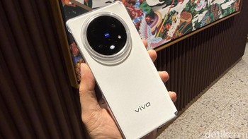 Vivo X Fold5 hadir dengan sistem Triple ZEISS Camera Setup dengan kamera utama VCS True Color 50MP (IMX921) dengan bukaan besar f/1.57 dan OIS, 50MP ZEISS Telephoto Camera (IMX882) dengan 3x optical zoom hingga 100x HyperZoom sekaligus macro dari jarak 15cm, serta Ultra Wide-Angle 50MP dengan sudut pandang 120°. Kombinasi ini menghadirkan fleksibilitas kamera profesional dalam satu perangkat lipat tipis.Foto: Adi Fida Rahman
