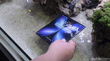 Vivo X Fold5 diklaim sebagai foldable smartphone pertama dengan sertifikasi IP5X Dust Resistance, perangkat ini memberikan ketahanan ekstra terhadap partikel debu. Ketangguhannya semakin lengkap dengan sertifikasi ganda IPX8 dan IPX9 Water Resistance, yang membuat X Fold5 mampu bertahan terendam air hingga kedalaman 3 meter selama 30 menit, sekaligus teruji sanggup dilipat lebih dari 1.000 kali di dalam air berkat IPX9+. Foto: Adi Fida Rahman/detikINET
