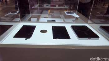 Vivo X Fold5 membawa baterai terbesar 6000mAh yang pernah ada di smartphone lipat. Baterai berteknologi BlueVolt ini memastikan konsumsi daya lebih efisien dengan dukungan pengisian super cepat 80W FlashCharge dan wireless charging, sehingga pengguna bisa menjalani hari penuh aktivitas tanpa rasa khawatir terhadap charger anxiety.Foto: Adi Fida Rahman/detikINET