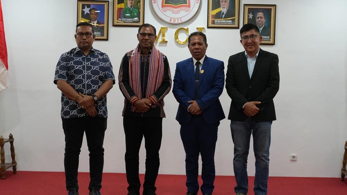 Wagub NTT Johni Asadoma didampingi Bupati Belu dan Bupati Timor Tengah Utara saat bertemu Wakil Menteri Perindustrian dan Perdagangan Timor Leste, Augusto Júnior Trindade. (Foto: Dok. Pemprov NTT)