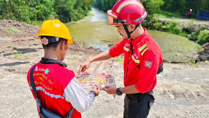 Warga Muaro Jambi bergabung ke kelompok Masyarakat Peduli Api (MPA) binaan PT Wirakarya Sakti (WKS), unit usaha APP Group