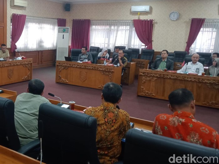 Warga Taji, Kecamatan Juwiring, Klaten, mendatangi DPRD Klaten, Kamis (28/8/2025).