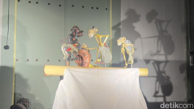 Pementasan Wayang Bengkong Khas Lasem di Aula Miseum Nyah Lasem, Rembang, Rabu (27/8/2025) malam.