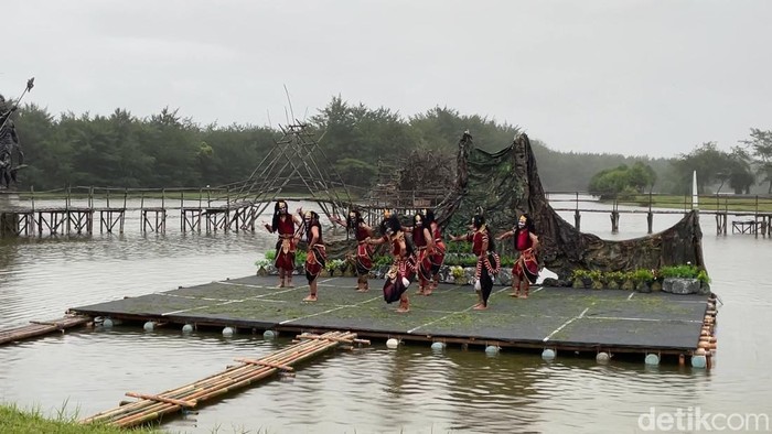 Penampilan Sendratari Sugriwa Subali di Laguna Glagah, Temon, Kulon Progo, Kamis (28/8/2025).